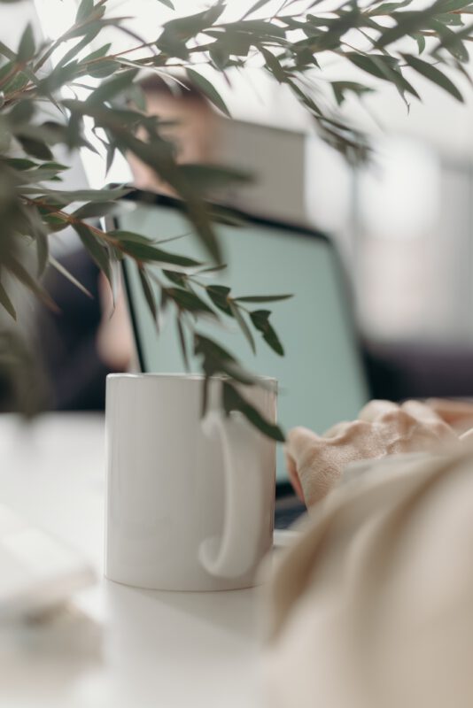 Küchendetails - Tasse mit Laptop